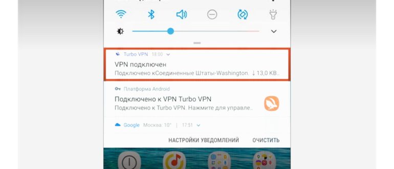 Владимир Белев с телефоном Samsung на платформе