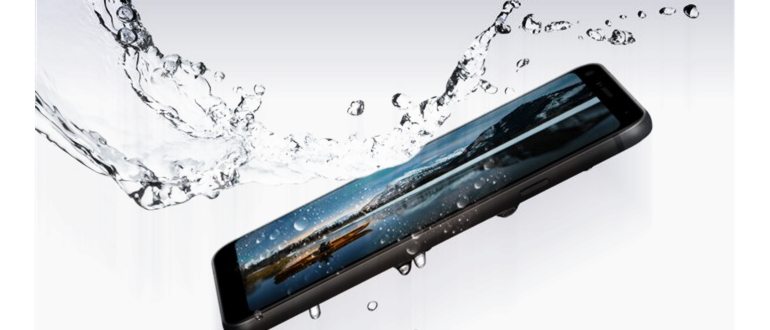 Атака воды на смартфон – выдержит ли