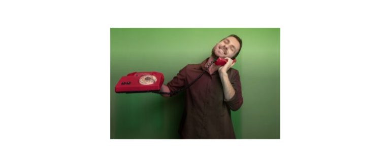 Человек за ноутбуком с банковской