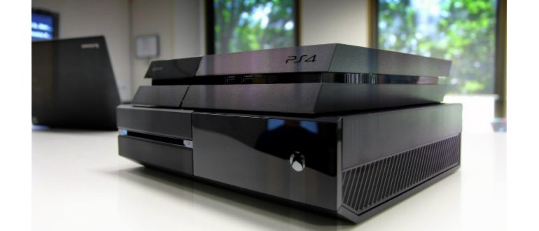 Черный Xbox (слева) и PS
