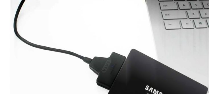 Переходник с подключенным к нему SSD