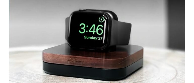Apple Watch Series 6 лежат на голубой поверхности