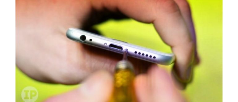 Откручиваем винты, которые держат пластину шлейфа