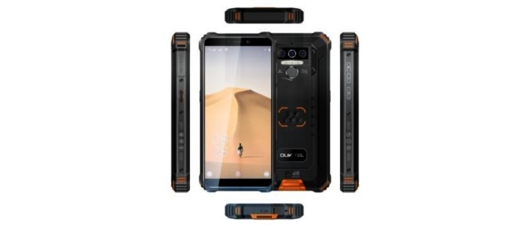 Пользователь, держащий в руке устройство Galaxy с