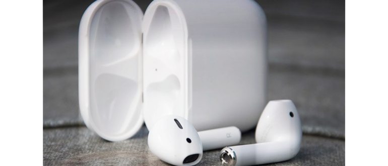 Женщина смотрит на свой iPhone, слушая