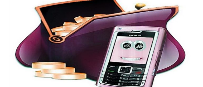 Смартфон в руке и SIM