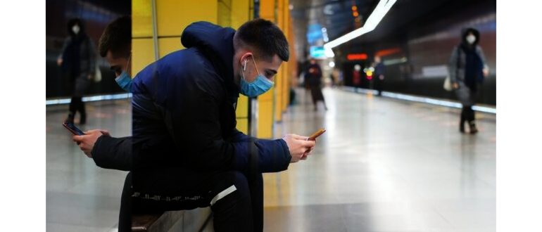 iPhone на деревянной